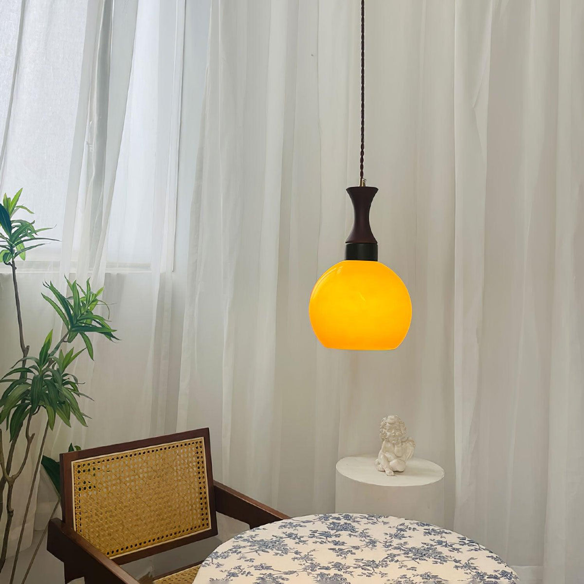 Gyls zeitgenössische minimalistische Pendelleuchte aus Holz und Glas