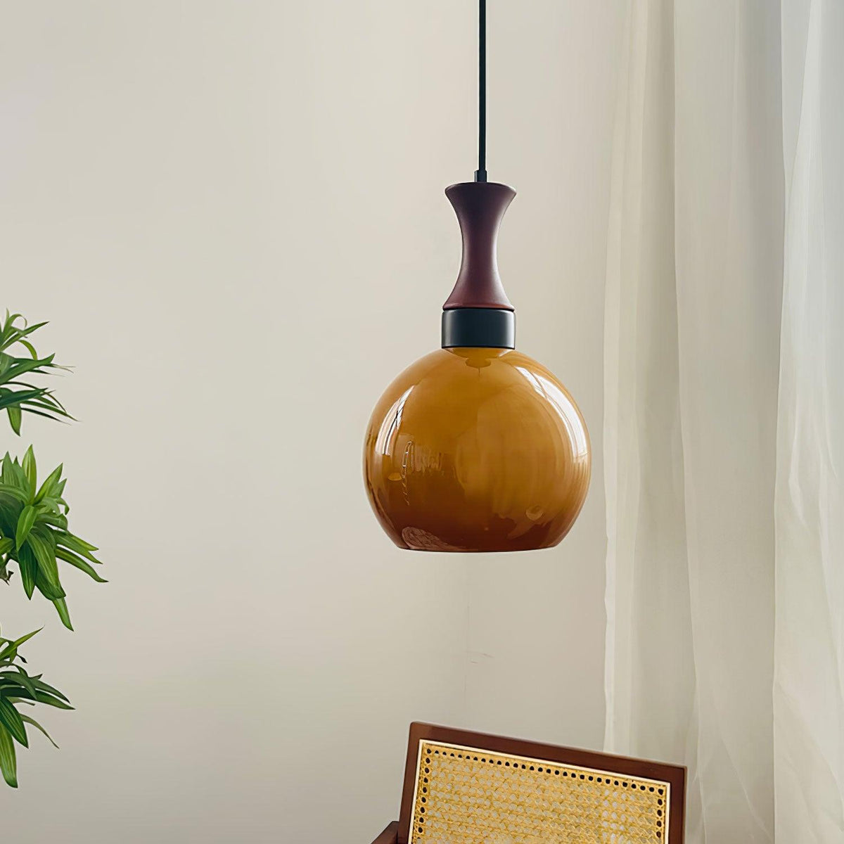 Gyls zeitgenössische minimalistische Pendelleuchte aus Holz und Glas