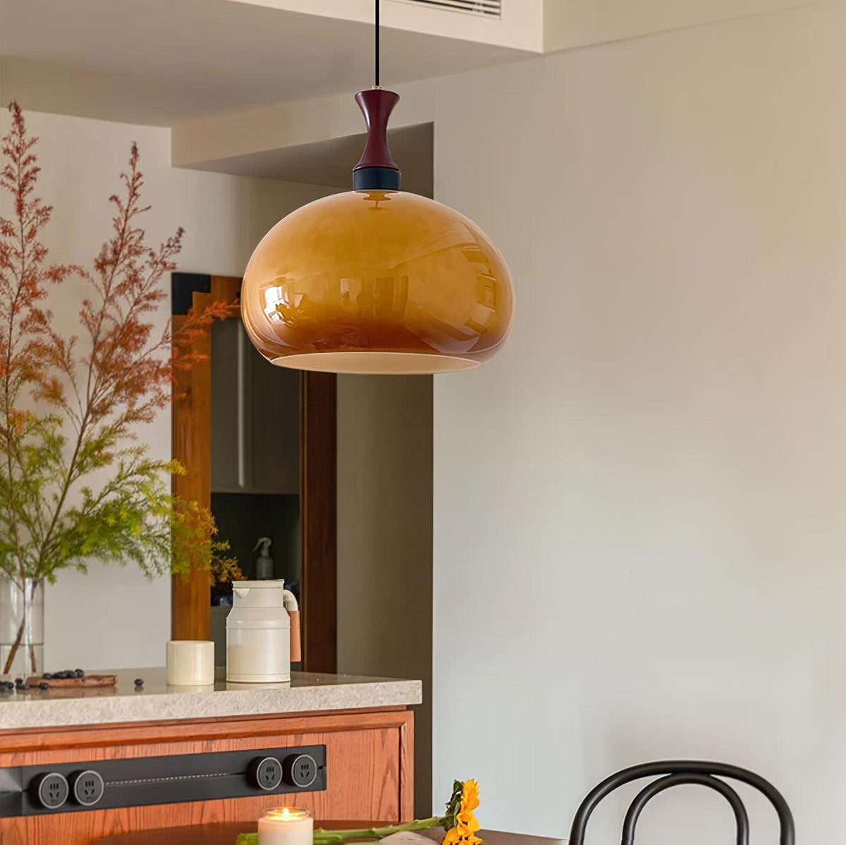 Gyls zeitgenössische minimalistische Pendelleuchte aus Holz und Glas