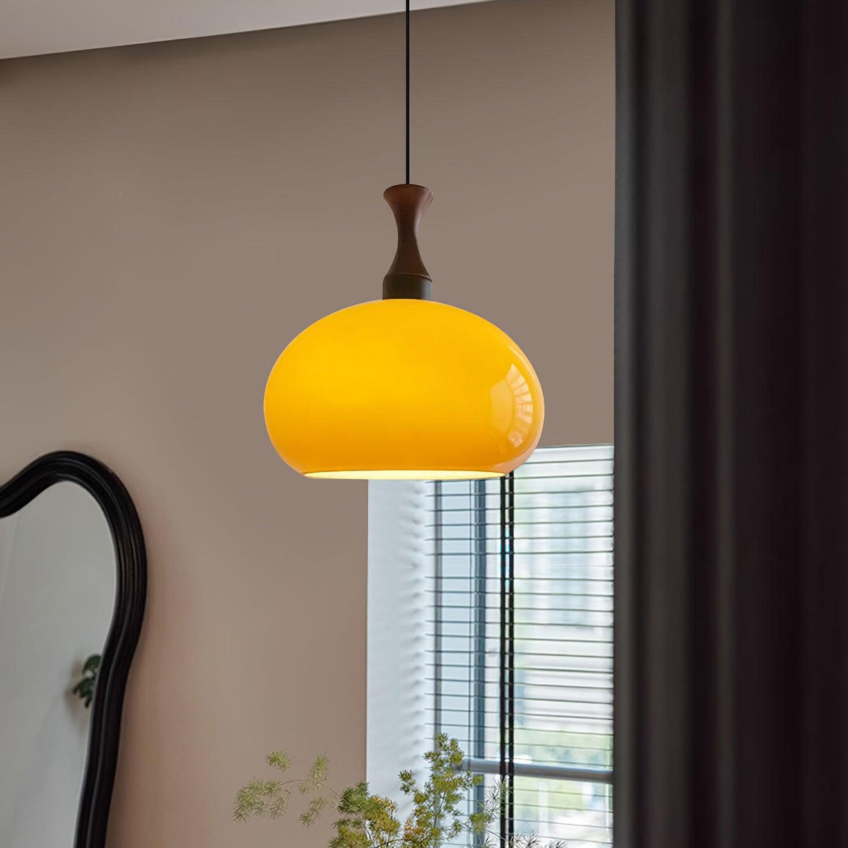 Gyls zeitgenössische minimalistische Pendelleuchte aus Holz und Glas