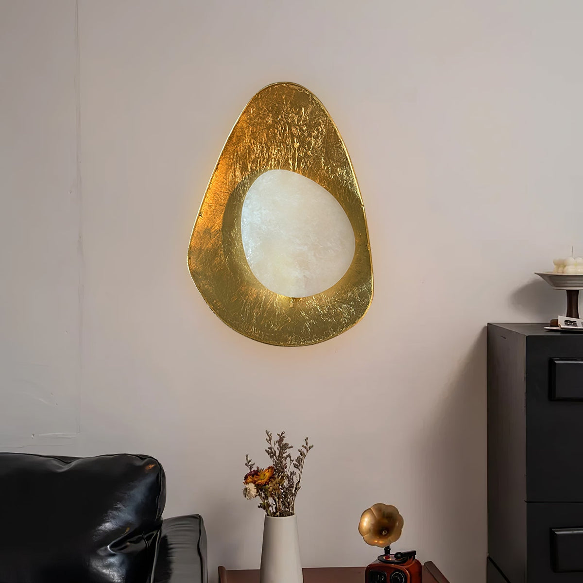 Tenbryn Organic Gilded Pebble Alabaster Wandleuchte in Gold