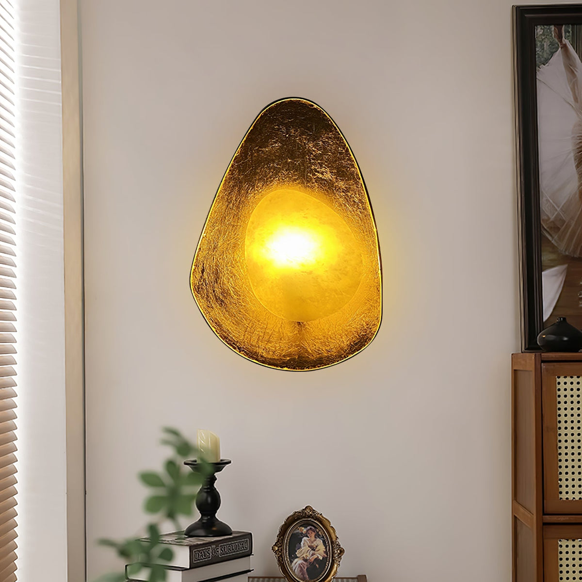 Tenbryn Organic Gilded Pebble Alabaster Wandleuchte in Gold