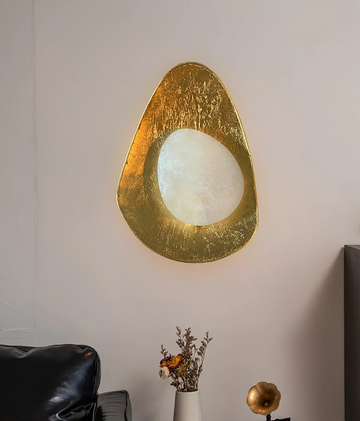Tenbryn Organic Gilded Pebble Alabaster Wandleuchte in Gold