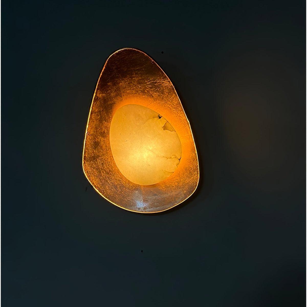 Tenbryn Organic Gilded Pebble Alabaster Wandleuchte in Gold