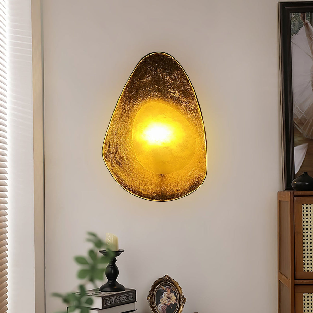 Tenbryn Organic Gilded Pebble Alabaster Wandleuchte in Gold