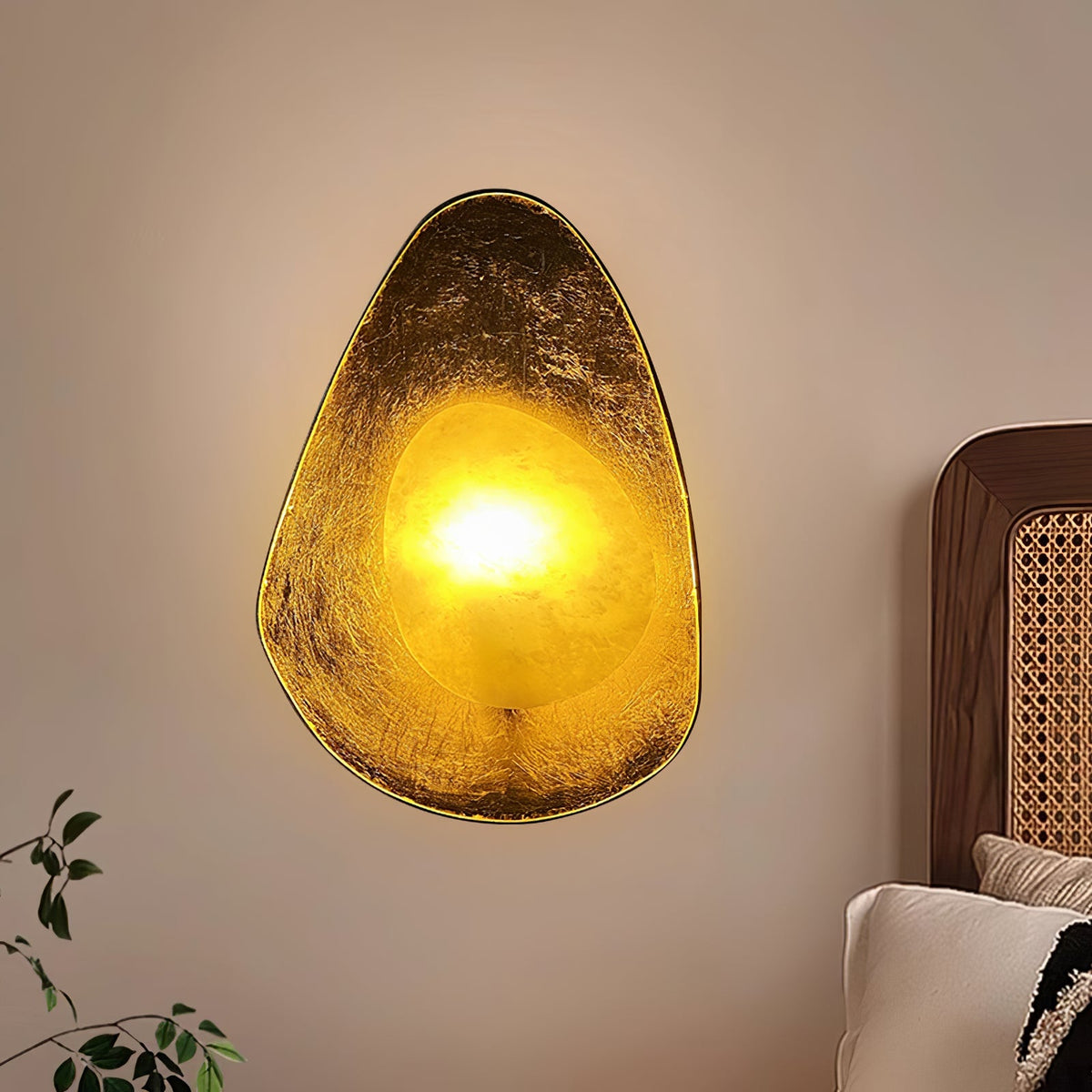 Tenbryn Organic Gilded Pebble Alabaster Wandleuchte in Gold