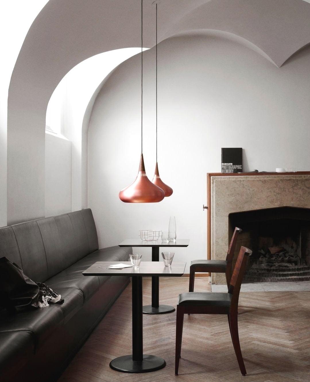 Aelorn Pendelleuchte aus Aluminium und Holz im Industriedesign