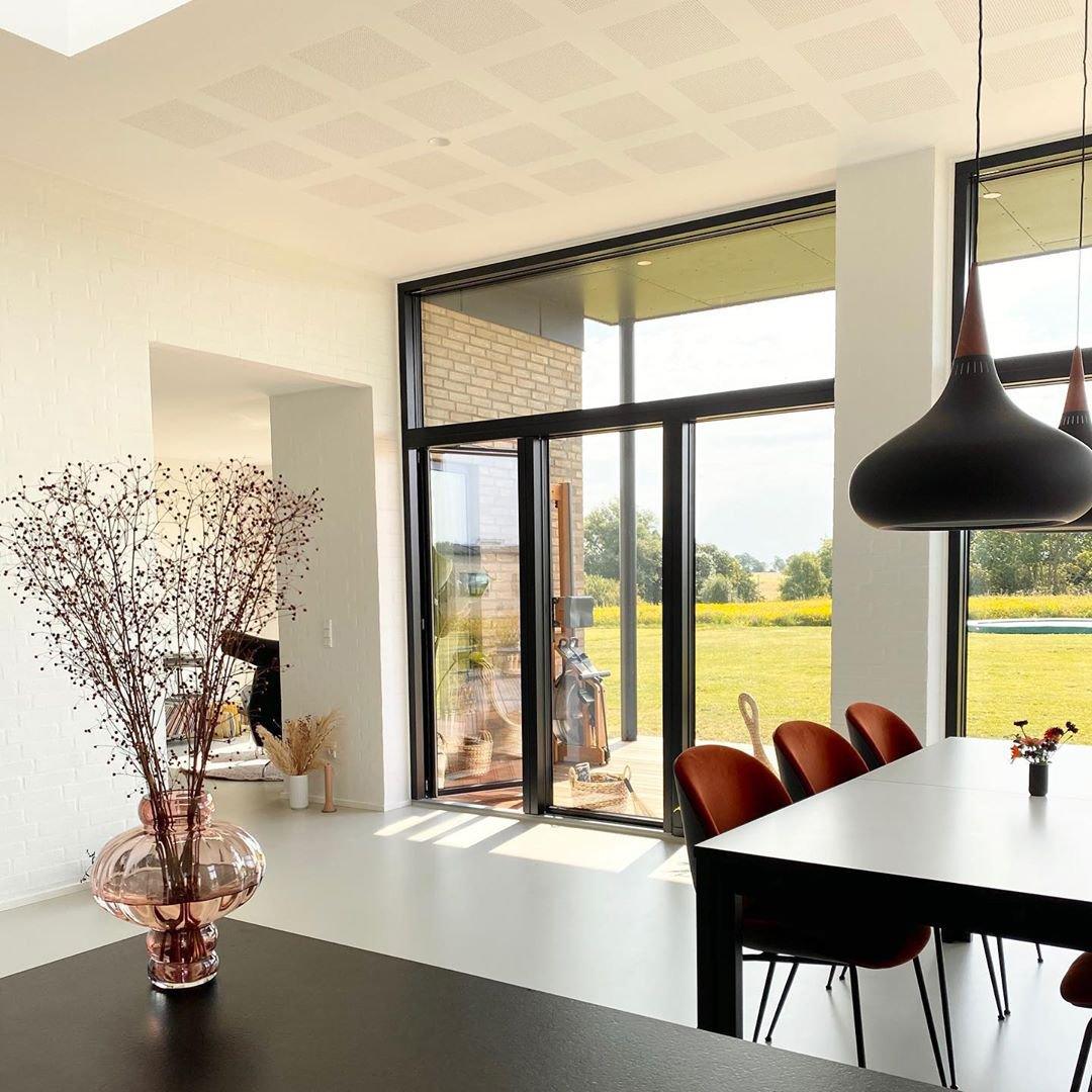 Aelorn Pendelleuchte aus Aluminium und Holz im Industriedesign