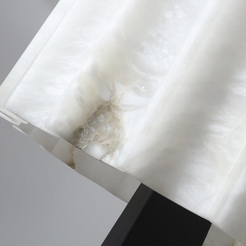 Nivalena Stehleuchte aus Alabaster in Faltenoptik