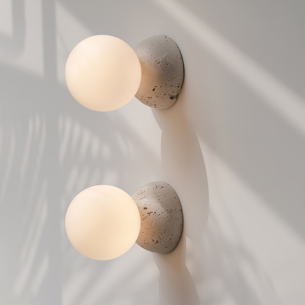Eirinise Wandleuchte aus Beton mit Opalglas