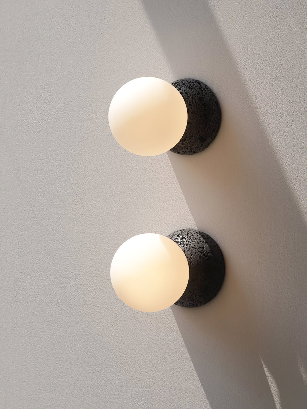 Eirinise Wandleuchte aus Beton mit Opalglas