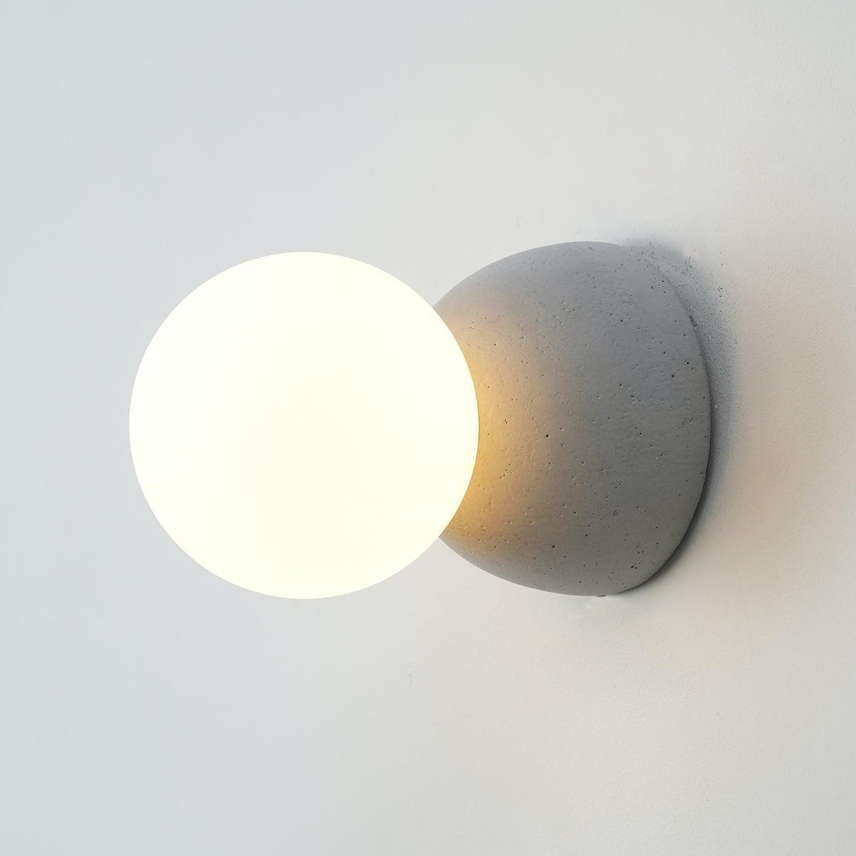 Eirinise Wandleuchte aus Beton mit Opalglas