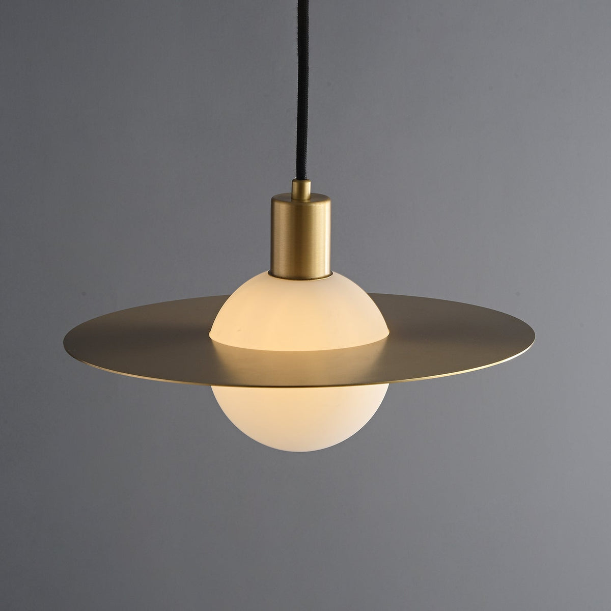 Orionis Premium Nordische Kunst Messing-Glas Pendelleuchte