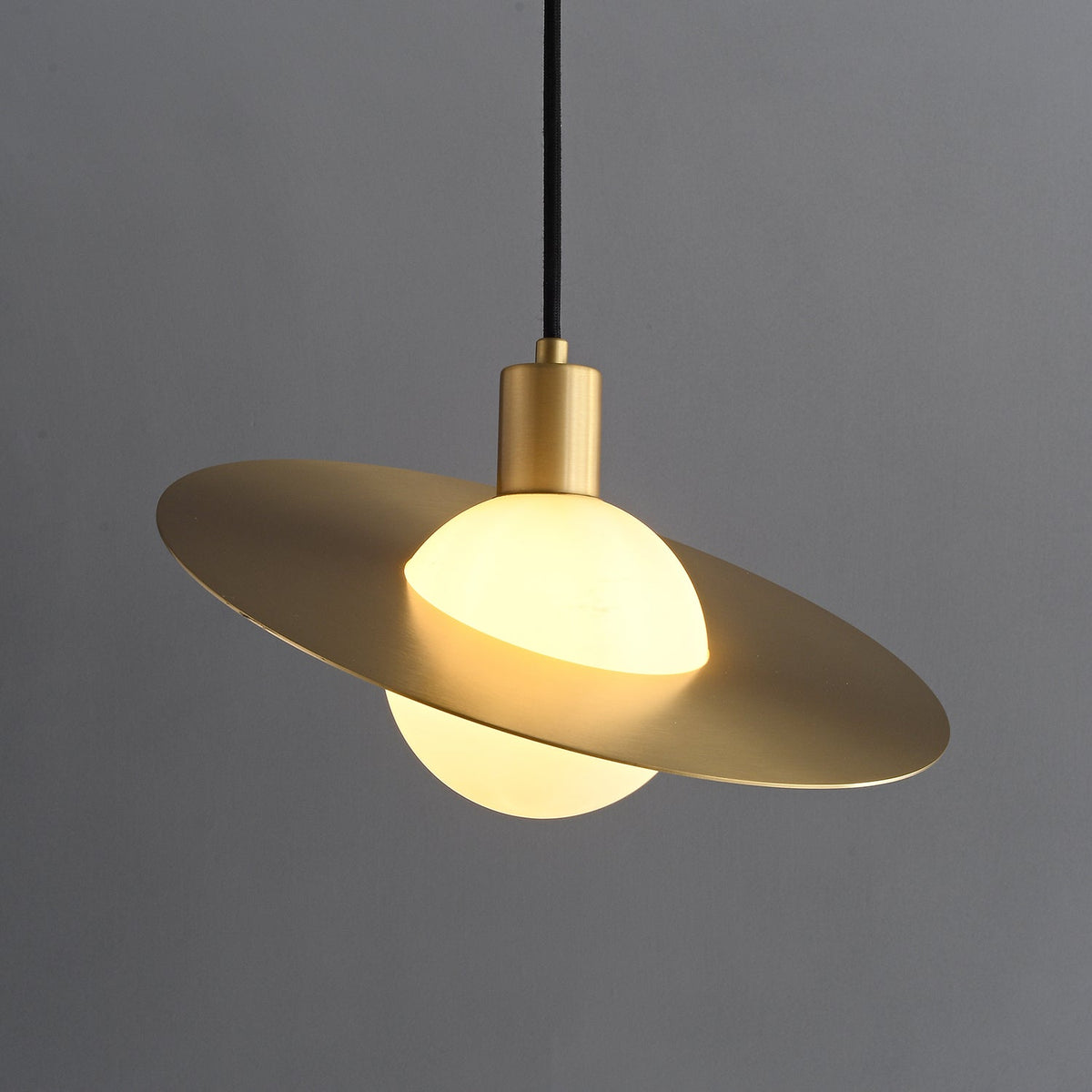 Orionis Premium Nordische Kunst Messing-Glas Pendelleuchte