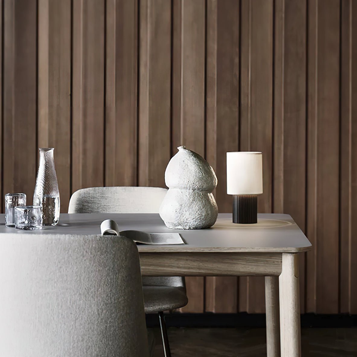 Ripples Tischleuchte aus Holz und Stoff