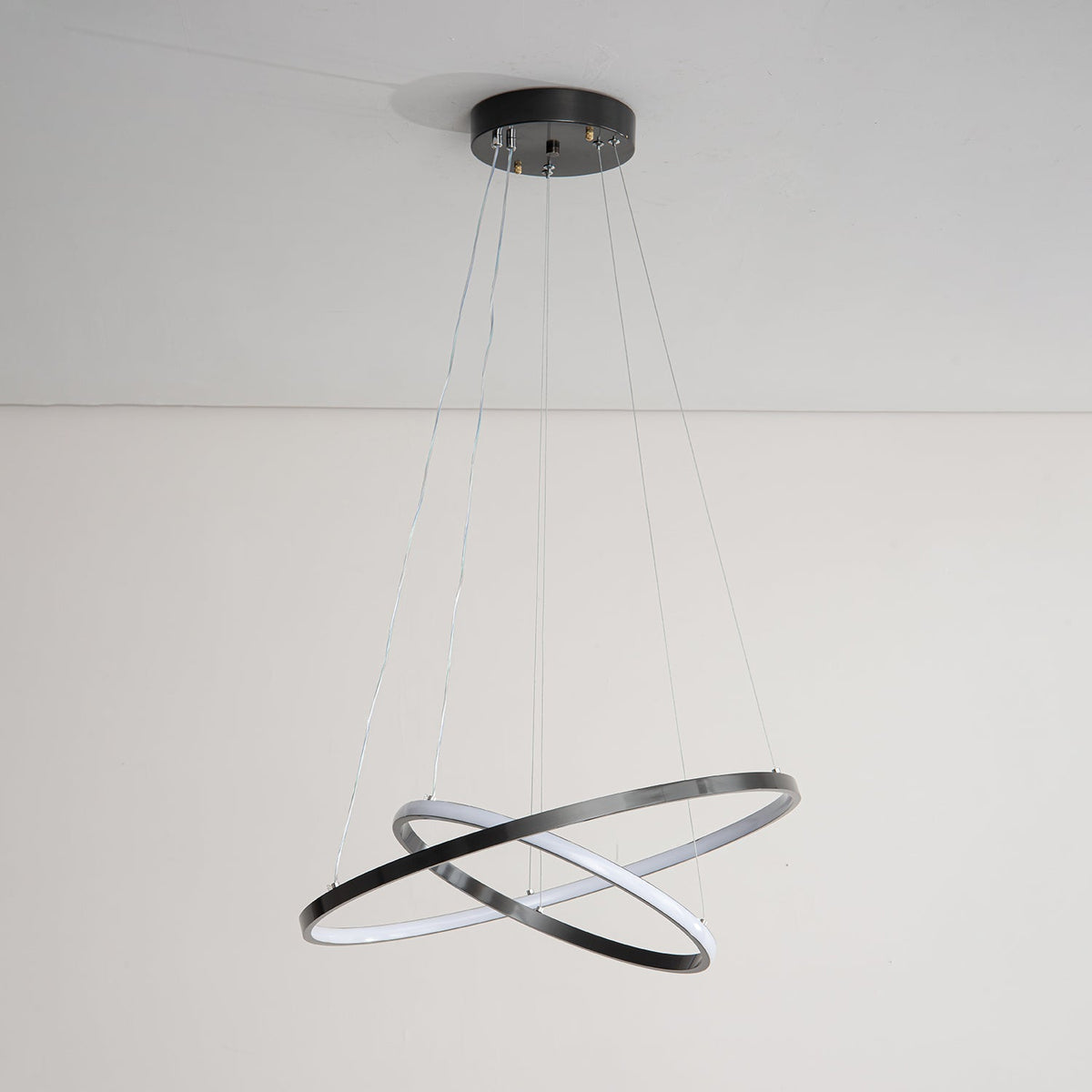 Efrion zeitgenössischer minimalistischer Kronleuchter aus Messing und Kunststoff