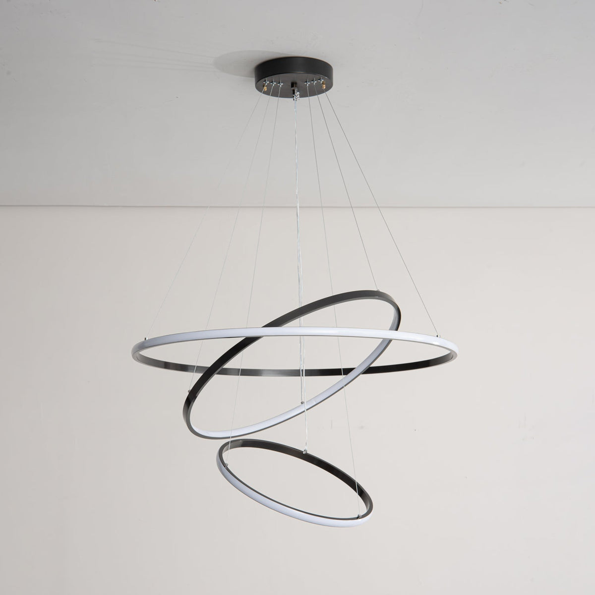 Efrion zeitgenössischer minimalistischer Kronleuchter aus Messing und Kunststoff