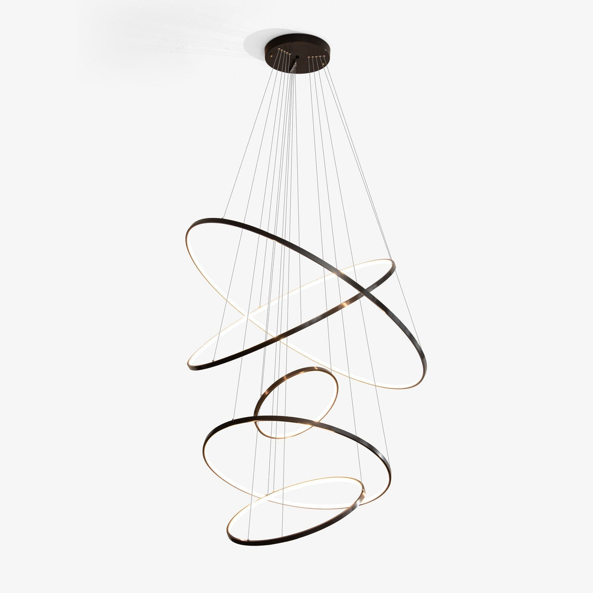 Efrion zeitgenössischer minimalistischer Kronleuchter aus Messing und Kunststoff