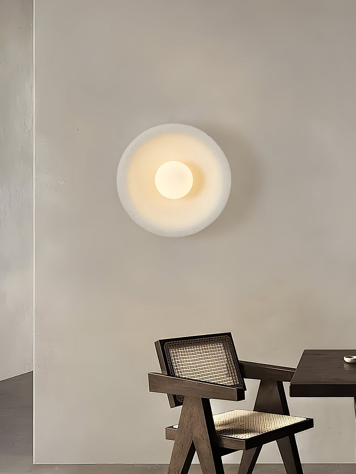Evvinora zeitgenössische minimalistische Wandleuchte aus Glas mit Halo-Effekt