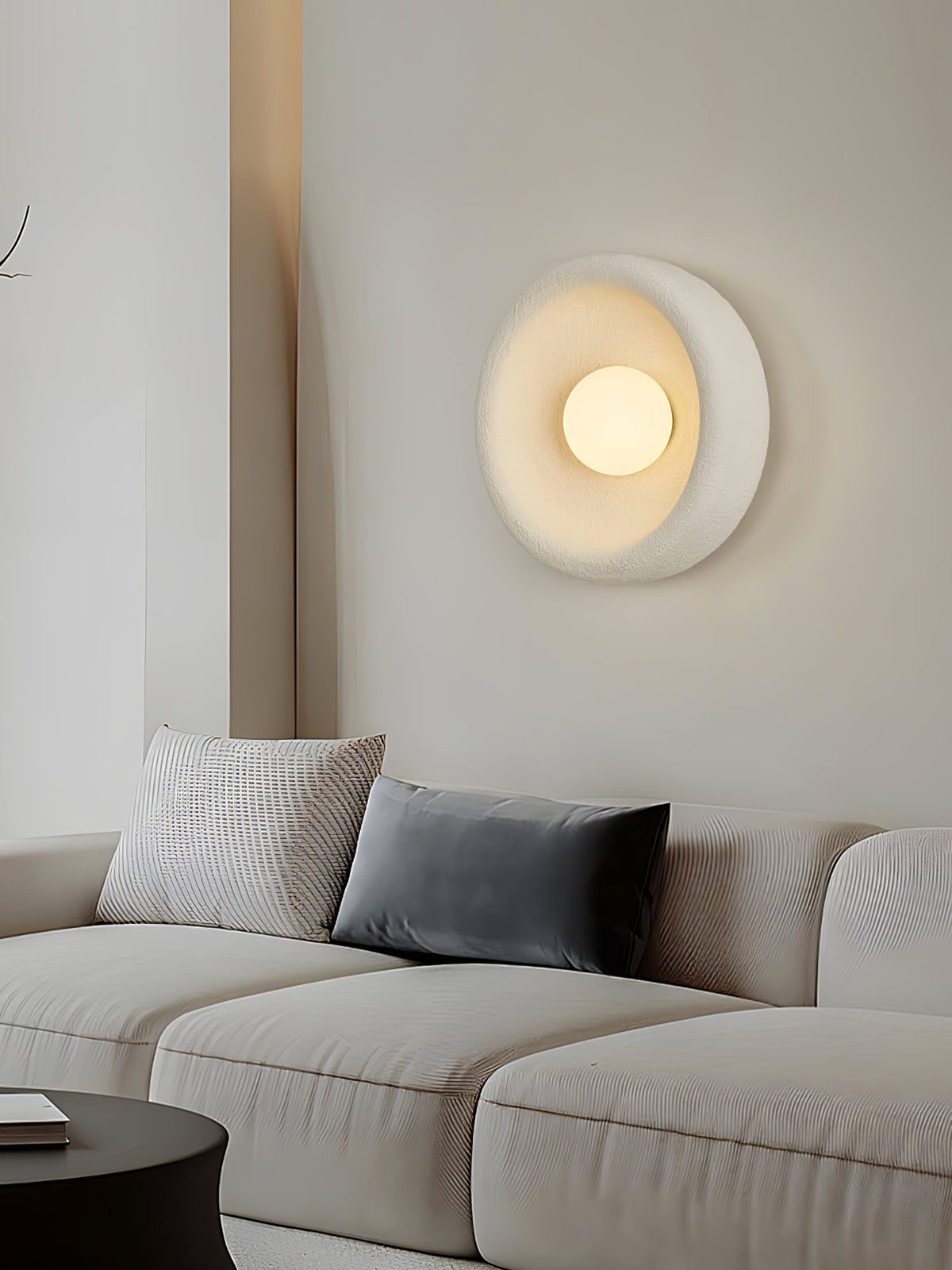 Evvinora zeitgenössische minimalistische Wandleuchte aus Glas mit Halo-Effekt
