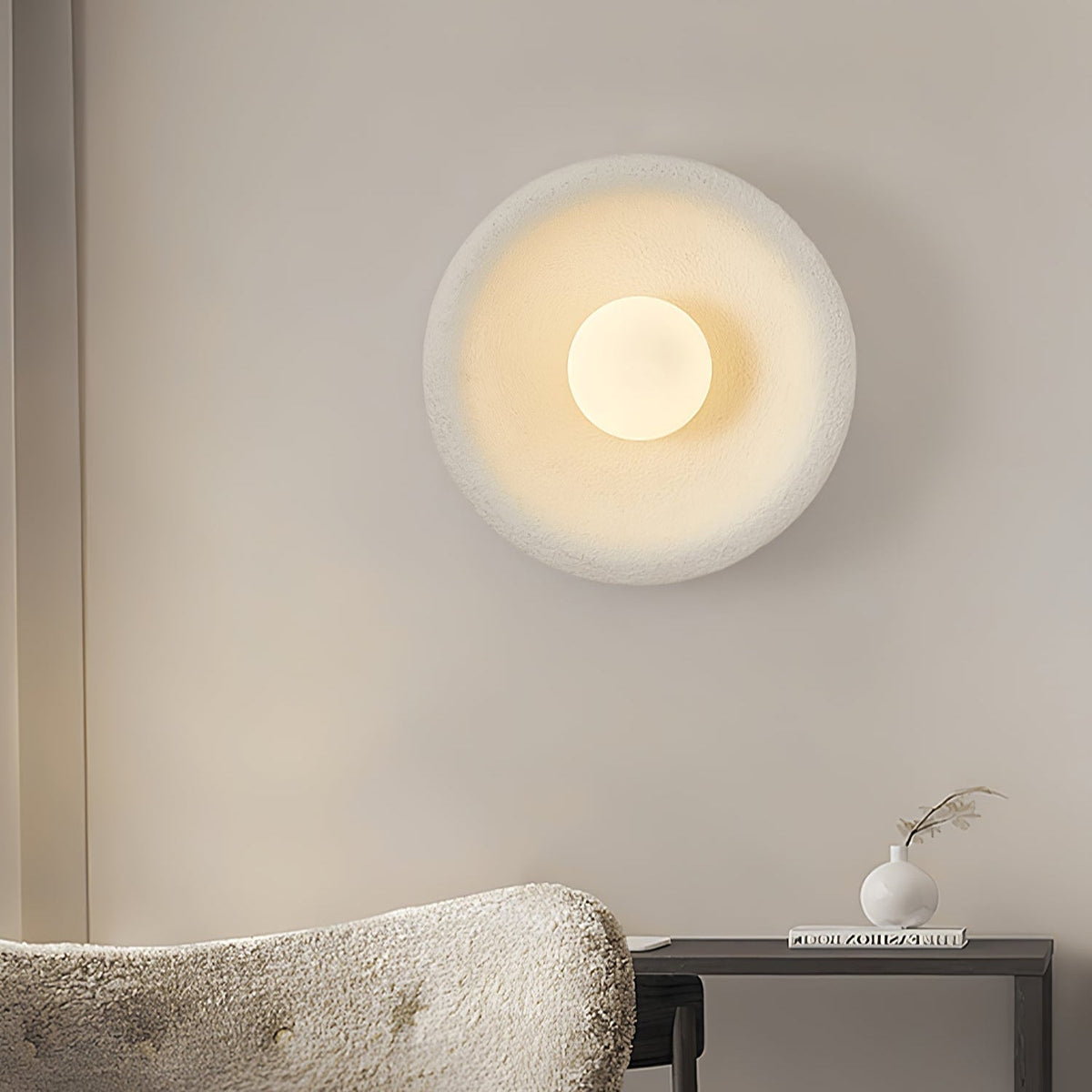 Evvinora zeitgenössische minimalistische Wandleuchte aus Glas mit Halo-Effekt