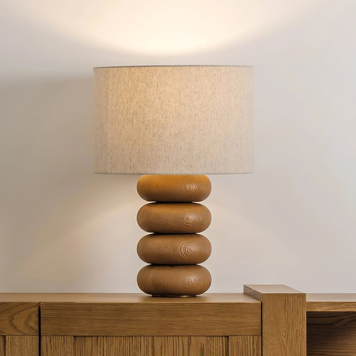 Lild Tischleuchte aus Holz und Stoff