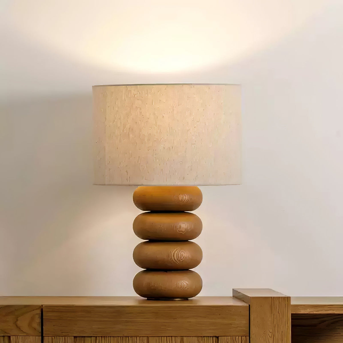 Lild Tischleuchte aus Holz und Stoff