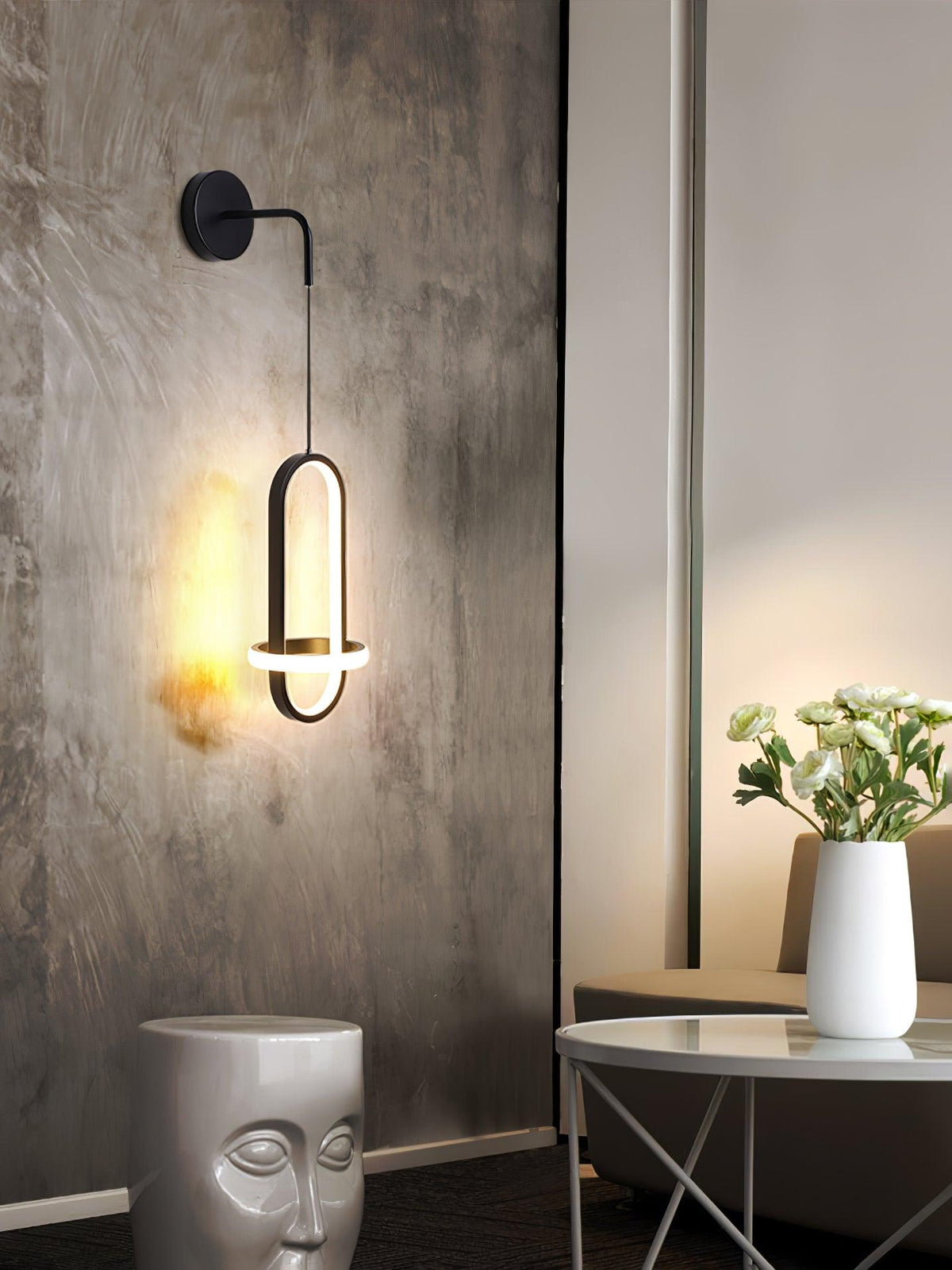 Vivianne zeitgenössische minimalistische ovale Messing-Wandleuchte