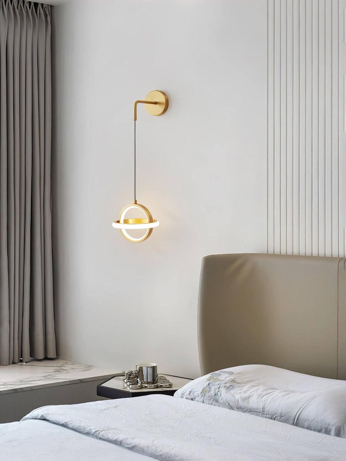Vivianne zeitgenössische minimalistische ovale Messing-Wandleuchte