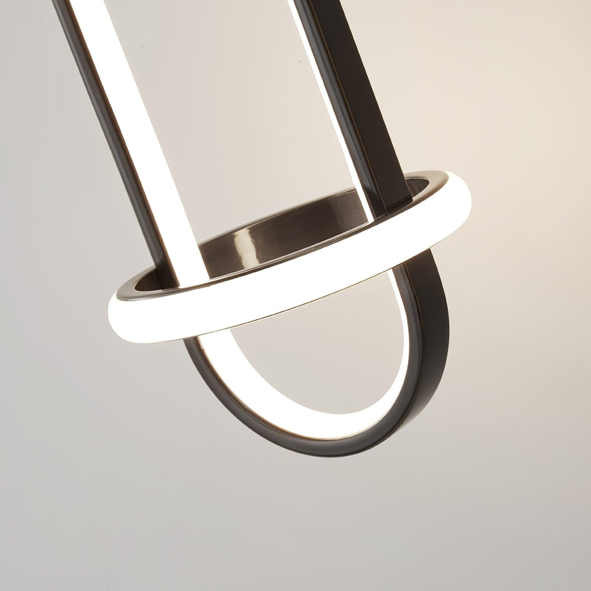 Vivianne zeitgenössische minimalistische ovale Messing-Wandleuchte