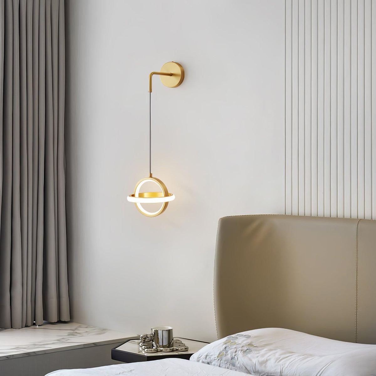 Vivianne zeitgenössische minimalistische ovale Messing-Wandleuchte