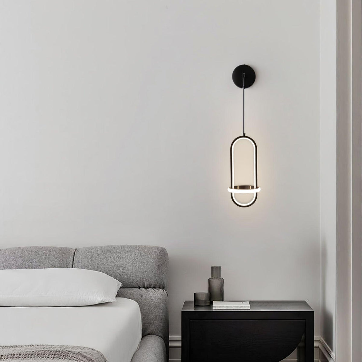 Vivianne zeitgenössische minimalistische ovale Messing-Wandleuchte