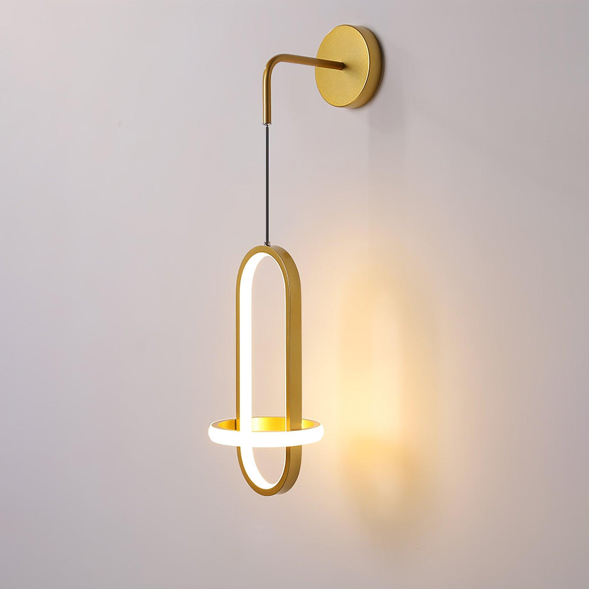 Vivianne zeitgenössische minimalistische ovale Messing-Wandleuchte