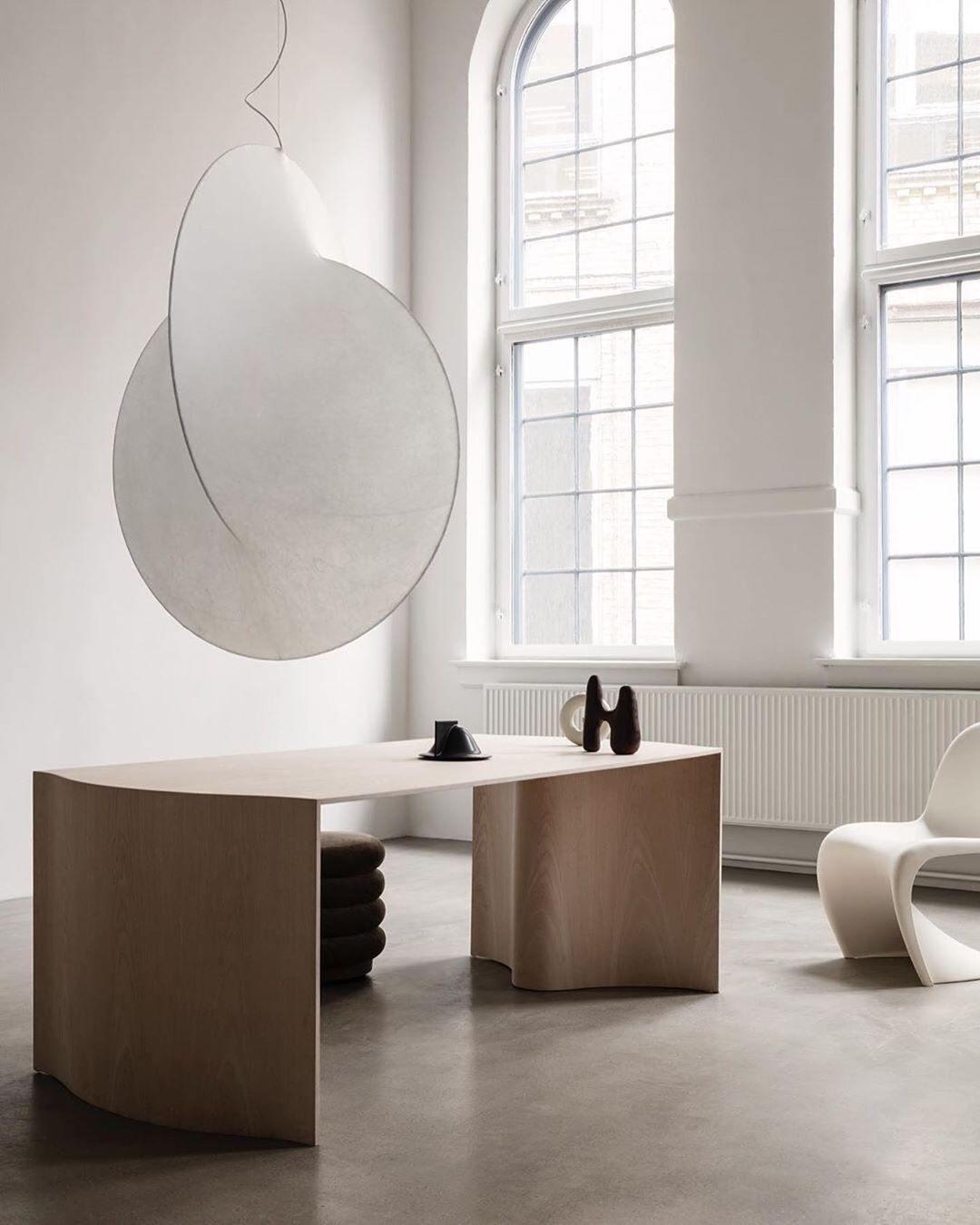 Ferivora Pendelleuchte aus Stahl mit künstlerischem Design