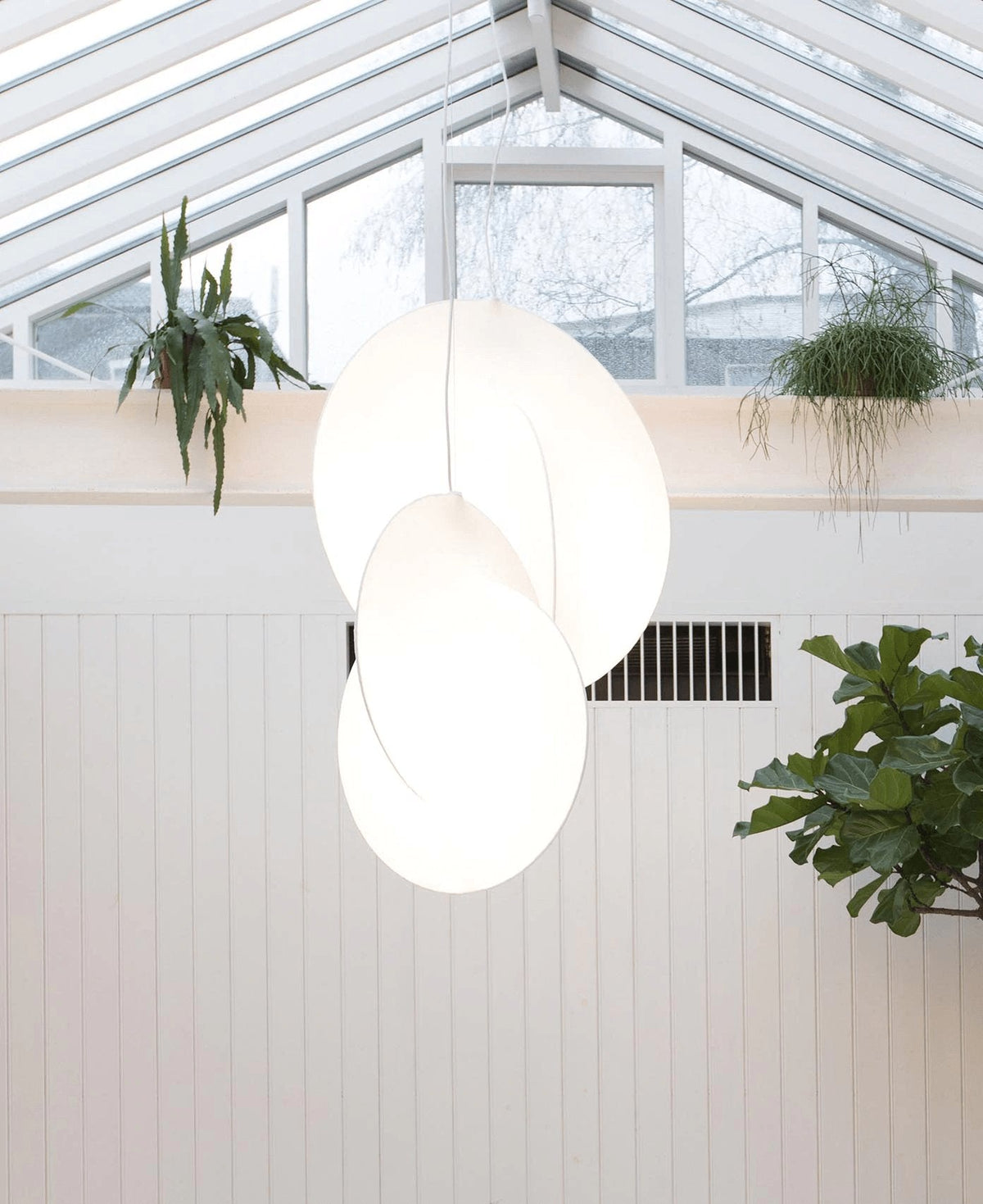 Ferivora Pendelleuchte aus Stahl mit künstlerischem Design
