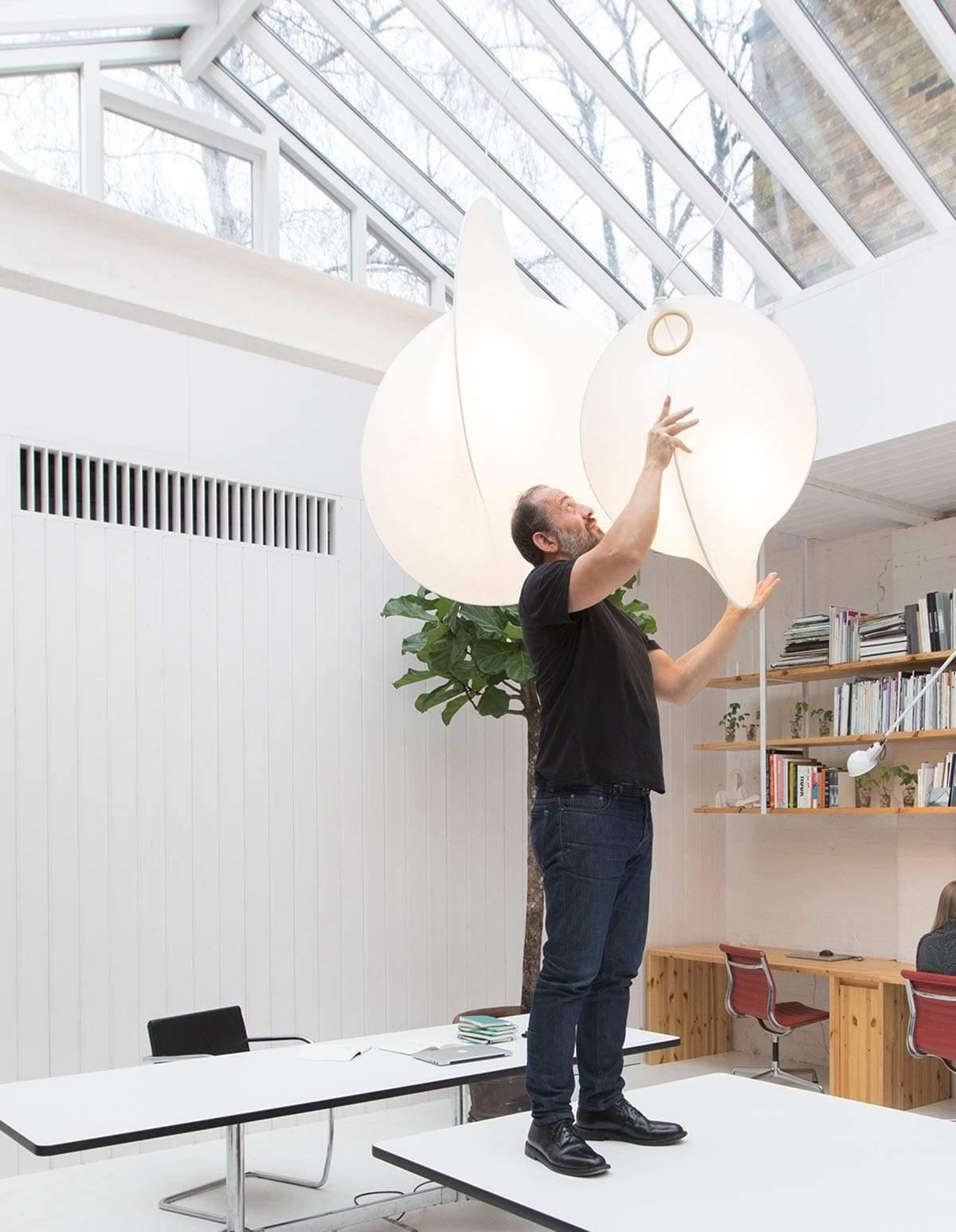 Ferivora Pendelleuchte aus Stahl mit künstlerischem Design