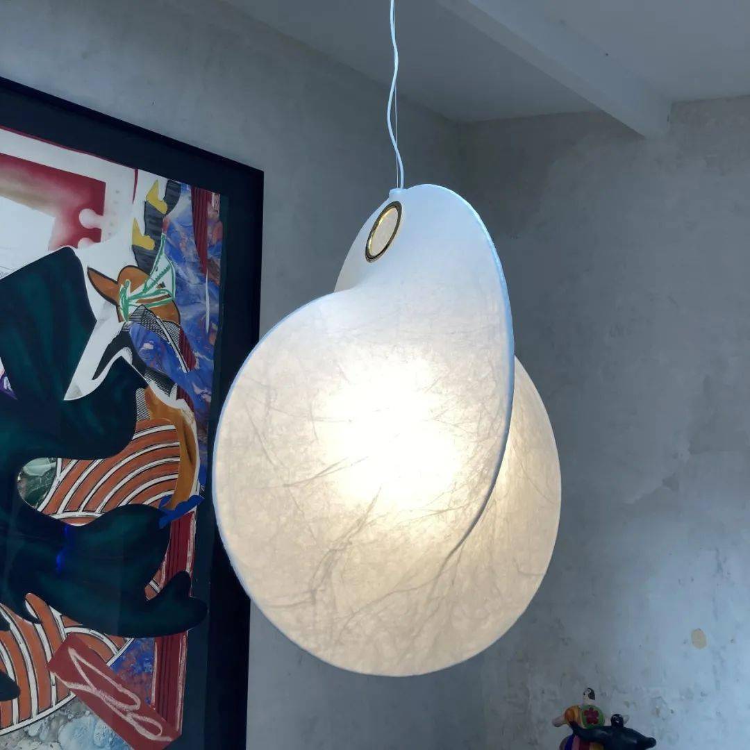 Ferivora Pendelleuchte aus Stahl mit künstlerischem Design