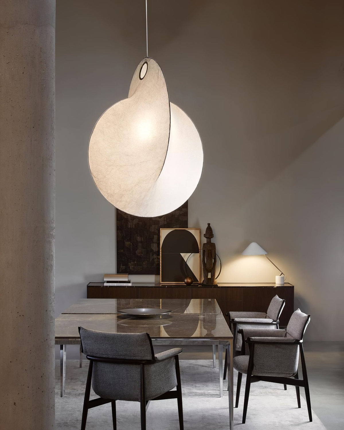 Ferivora Pendelleuchte aus Stahl mit künstlerischem Design