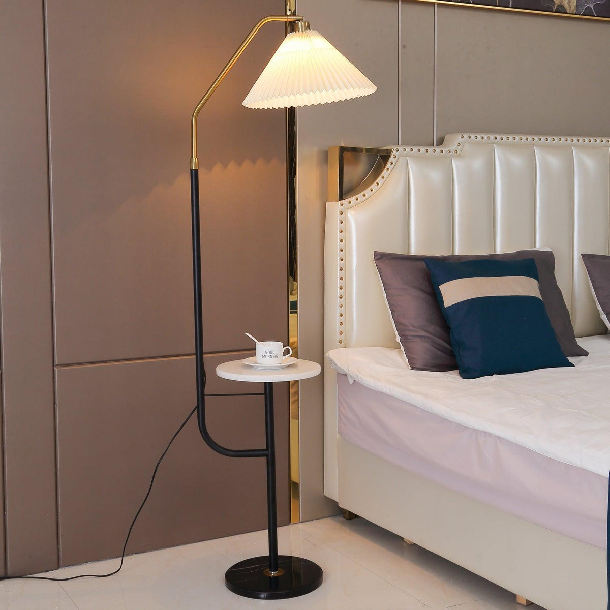 Nexc Stehleuchte aus Marmor und Holz