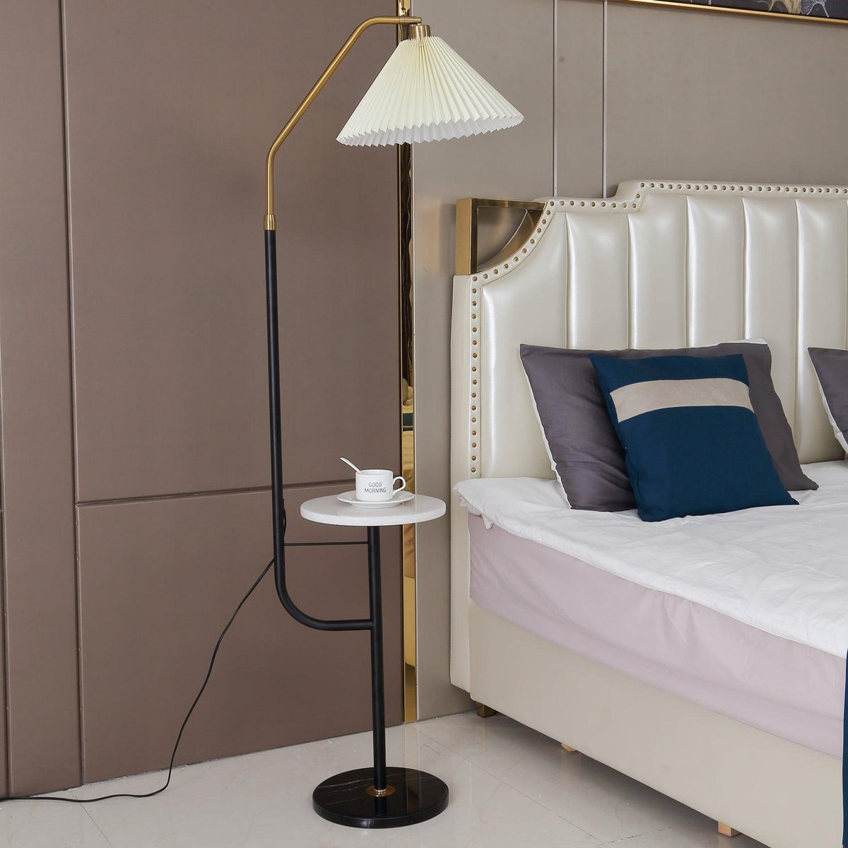Nexc Stehleuchte aus Marmor und Holz