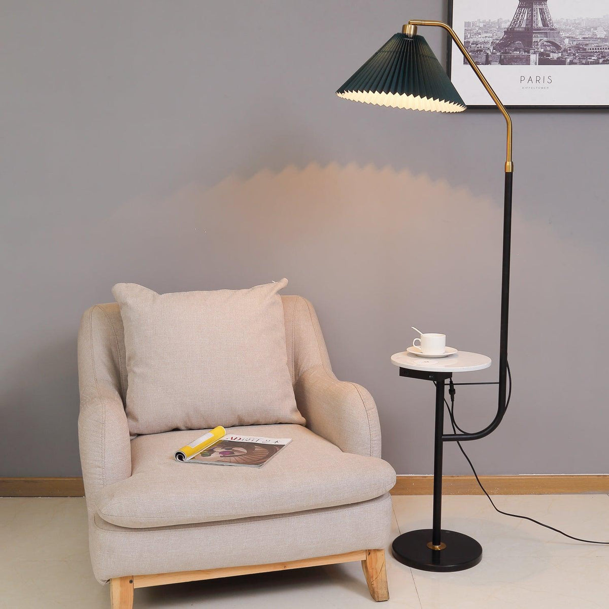Nexc Stehleuchte aus Marmor und Holz