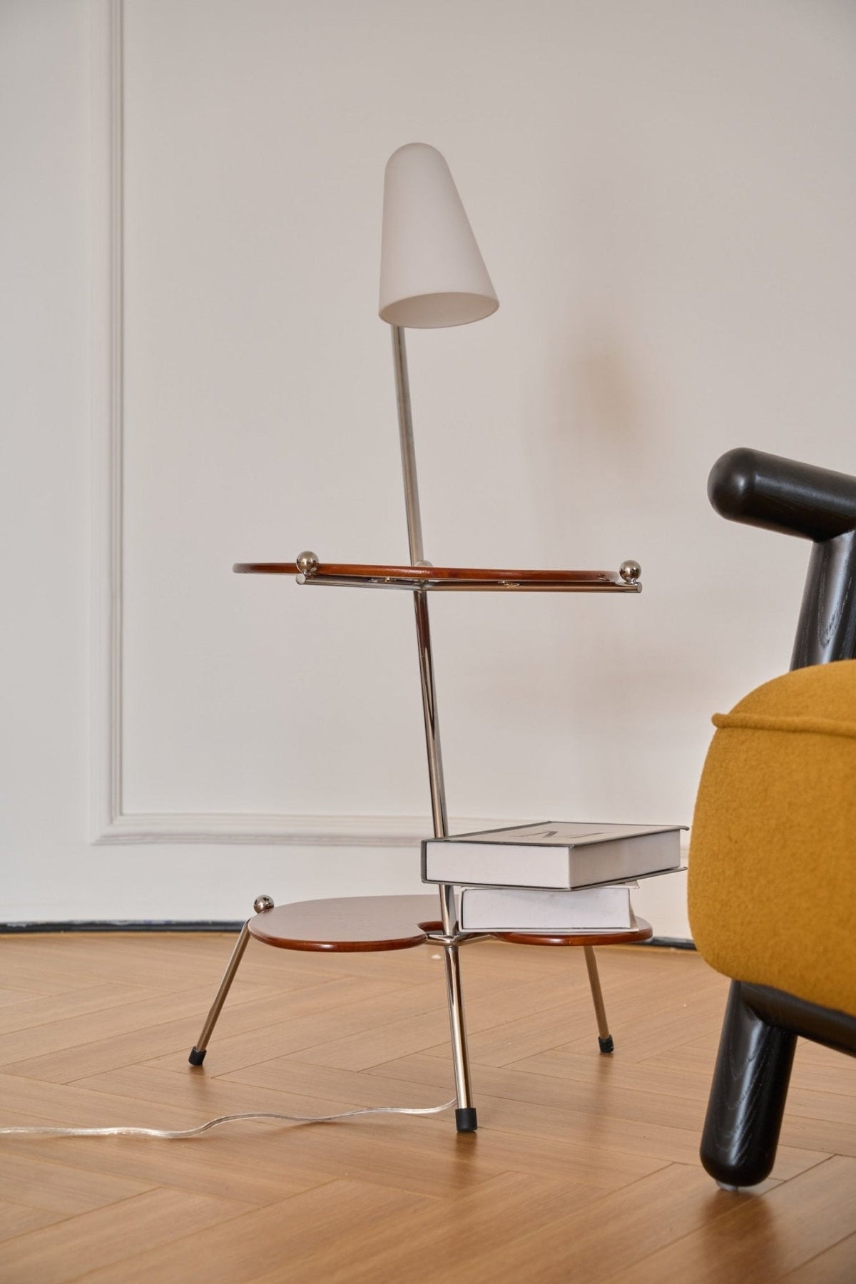 Vaughn Stehleuchte aus Holz im modernen Stil
