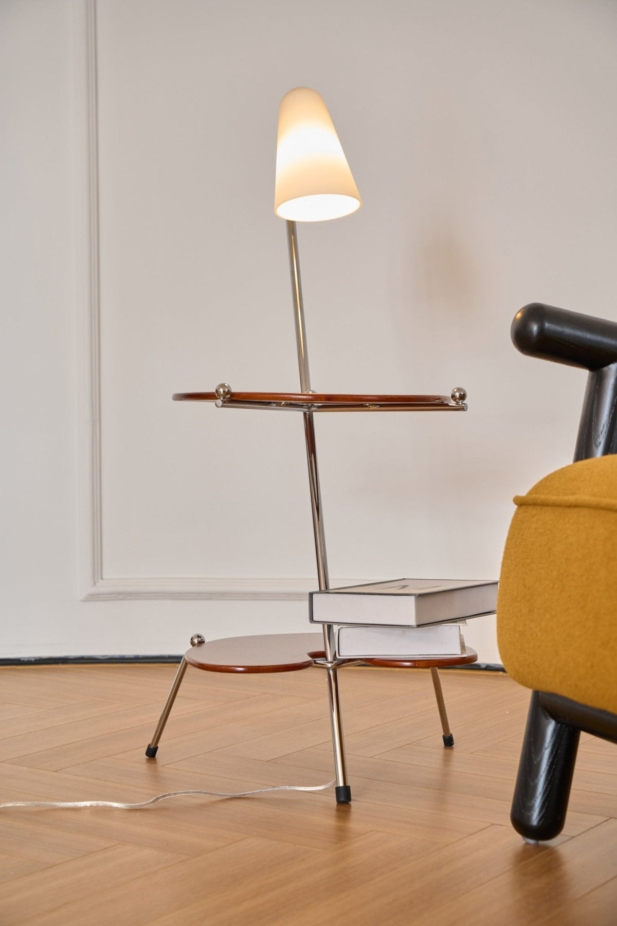 Vaughn Stehleuchte aus Holz im modernen Stil