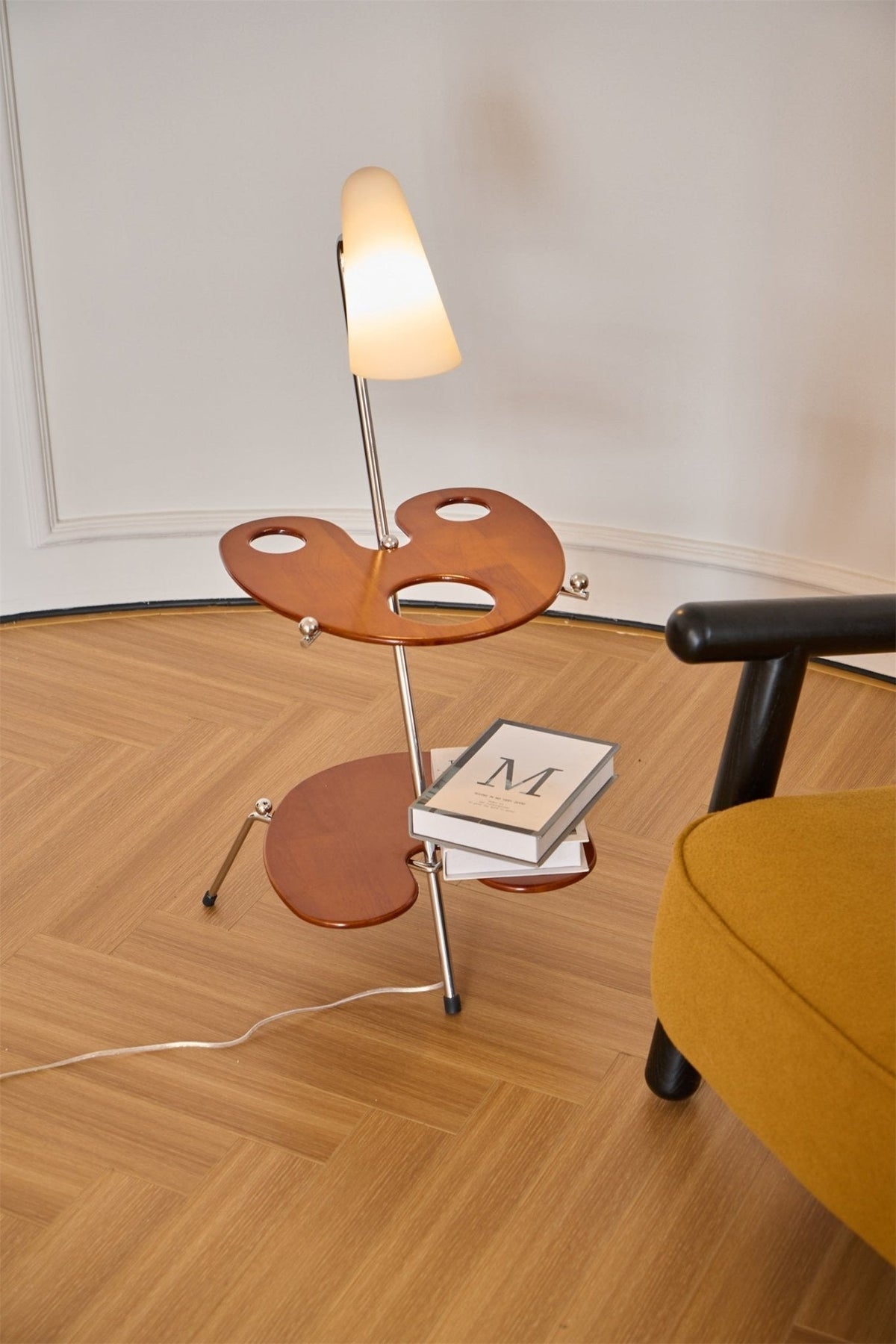 Vaughn Stehleuchte aus Holz im modernen Stil