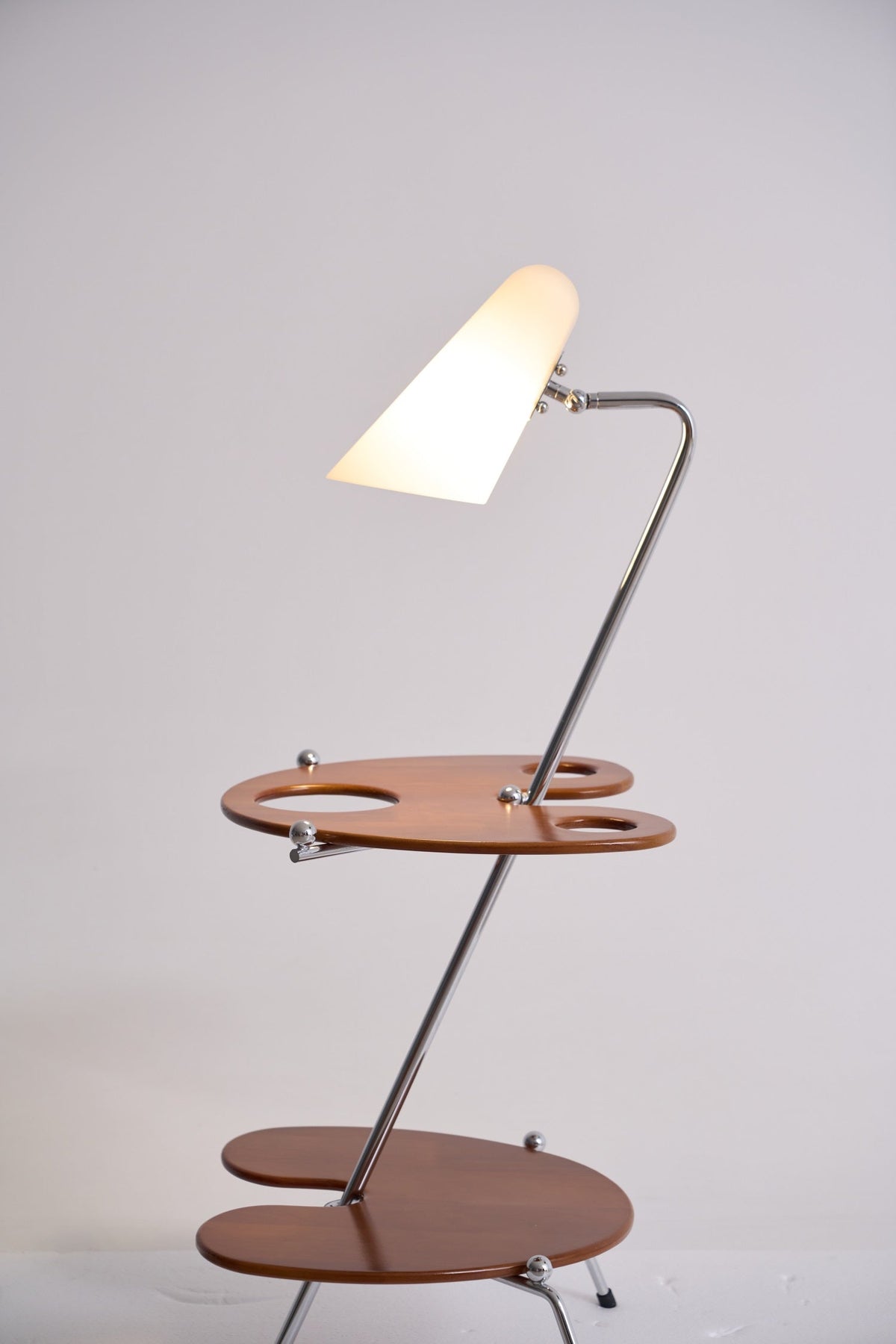 Vaughn Stehleuchte aus Holz im modernen Stil