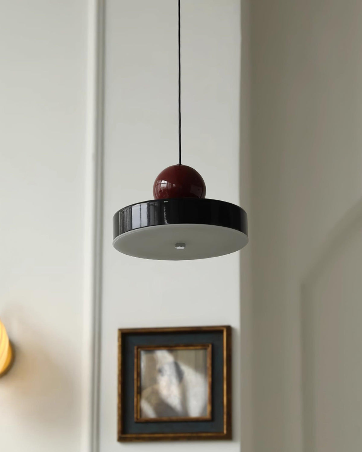 Pendelleuchte Metallkörper roter Kugellampenschirm moderner Retro-Akzent