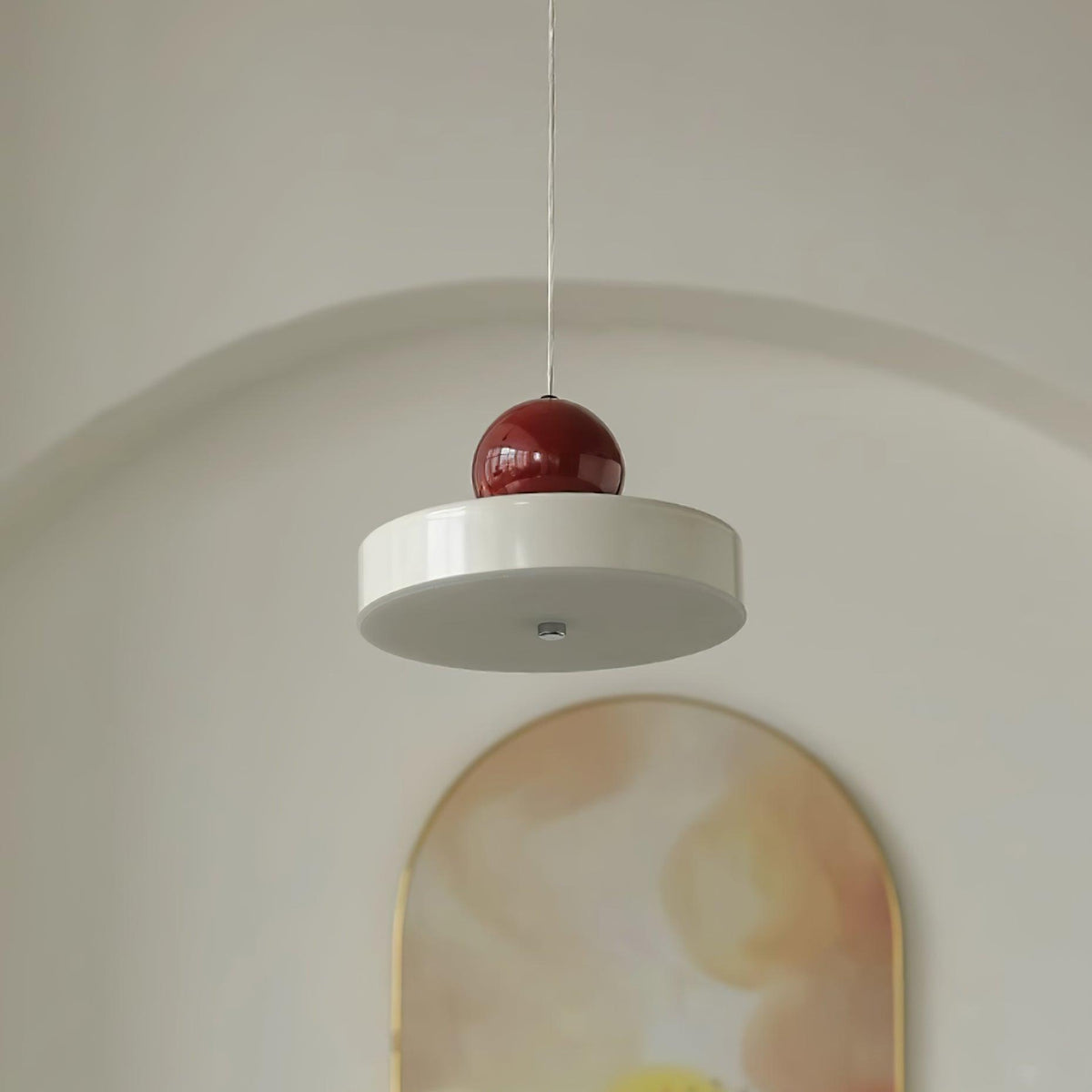 Pendelleuchte Metallkörper roter Kugellampenschirm moderner Retro-Akzent