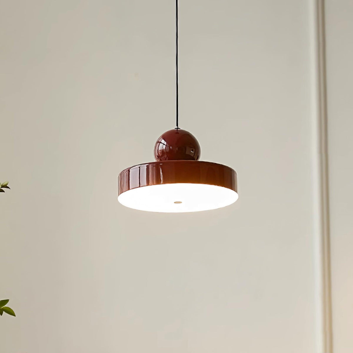 Pendelleuchte Metallkörper roter Kugellampenschirm moderner Retro-Akzent