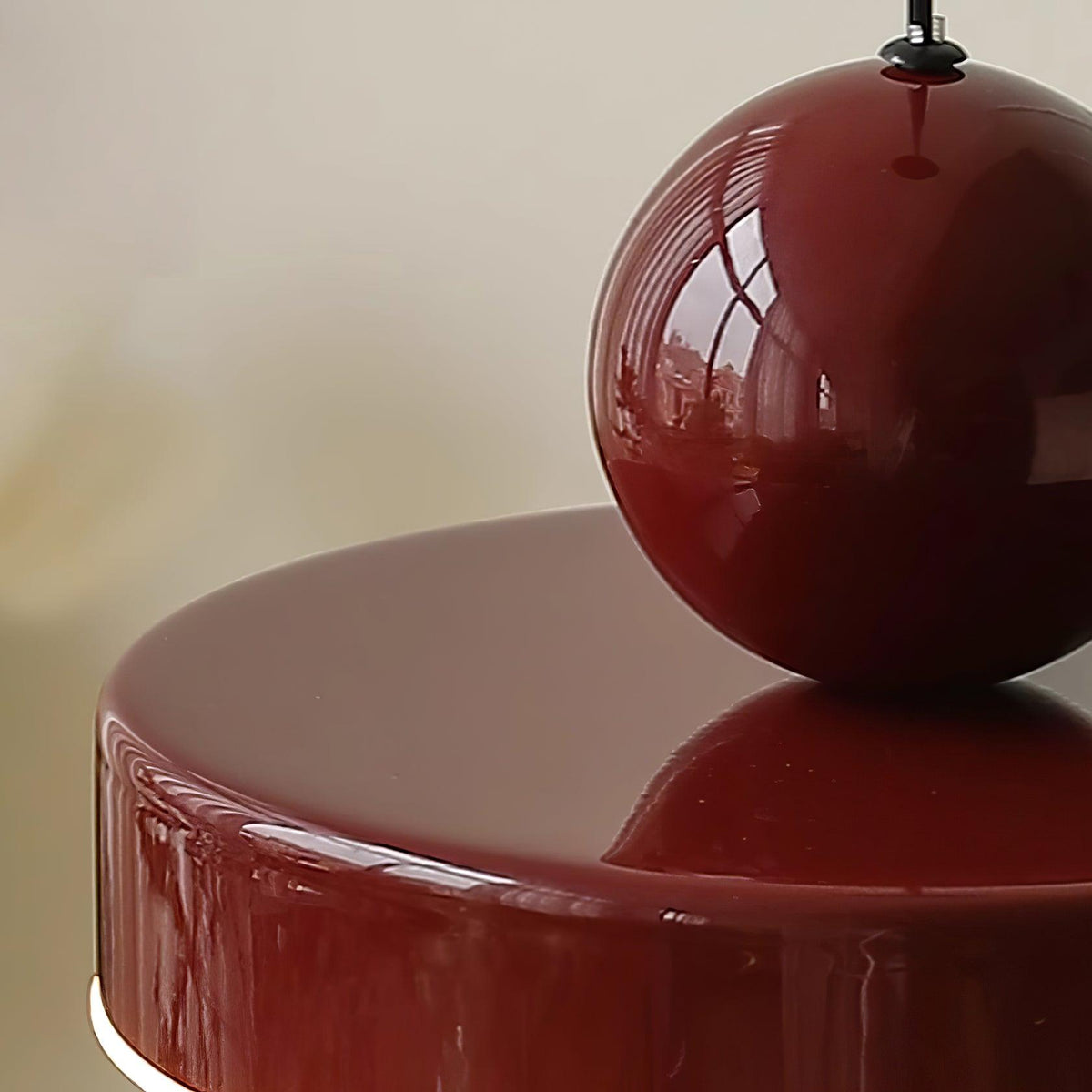 Pendelleuchte Metallkörper roter Kugellampenschirm moderner Retro-Akzent