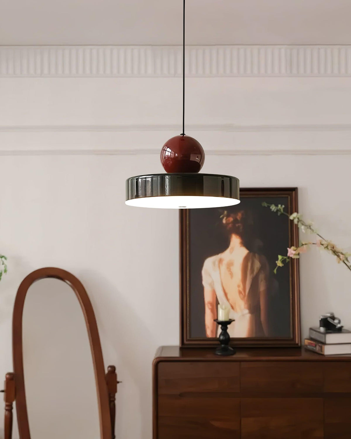 Pendelleuchte Metallkörper roter Kugellampenschirm moderner Retro-Akzent